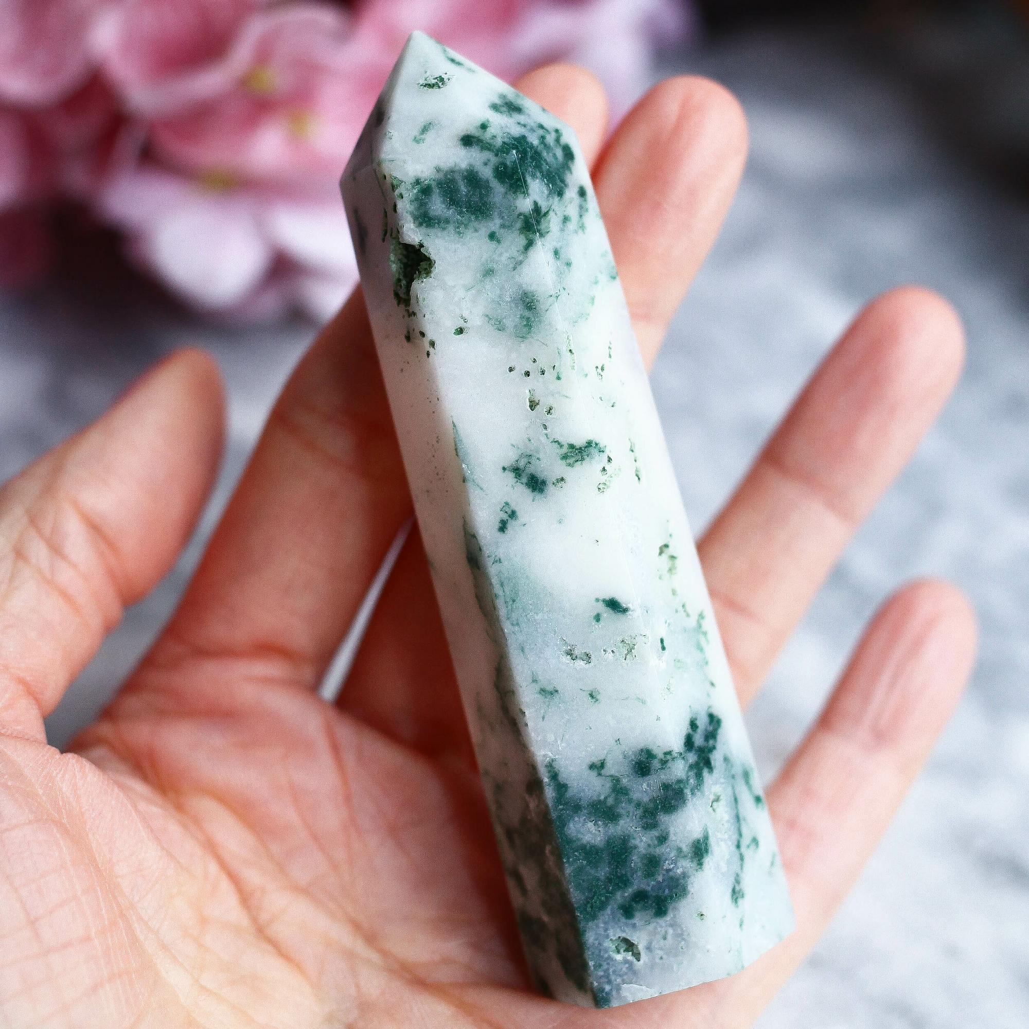 Моховой агат в форме кристалла-генератора