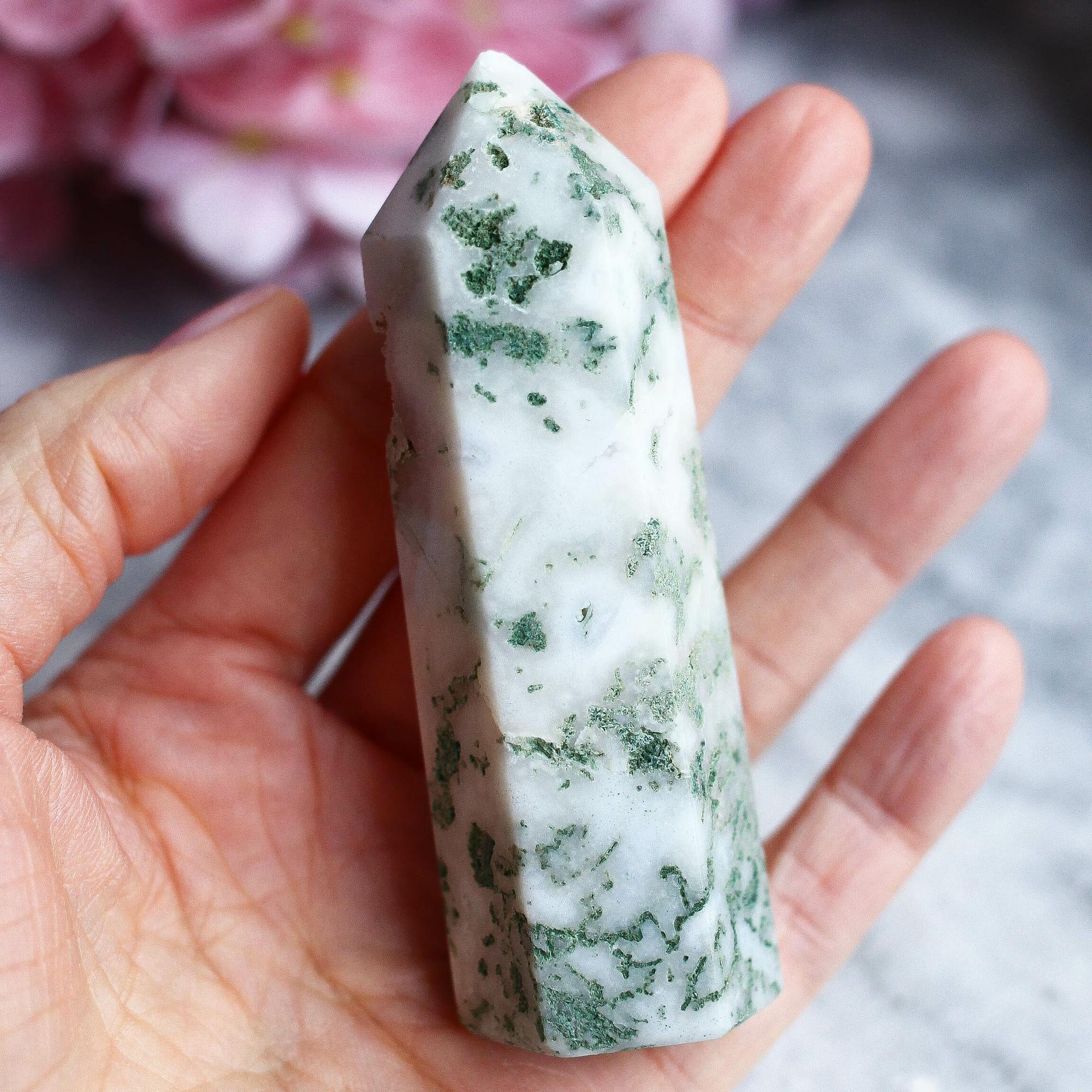 Моховой агат в форме кристалла-генератора