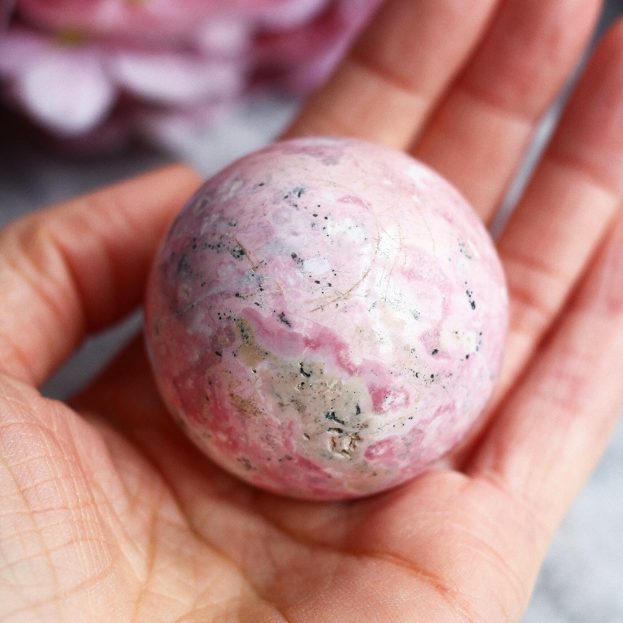 Родонит в форме шара