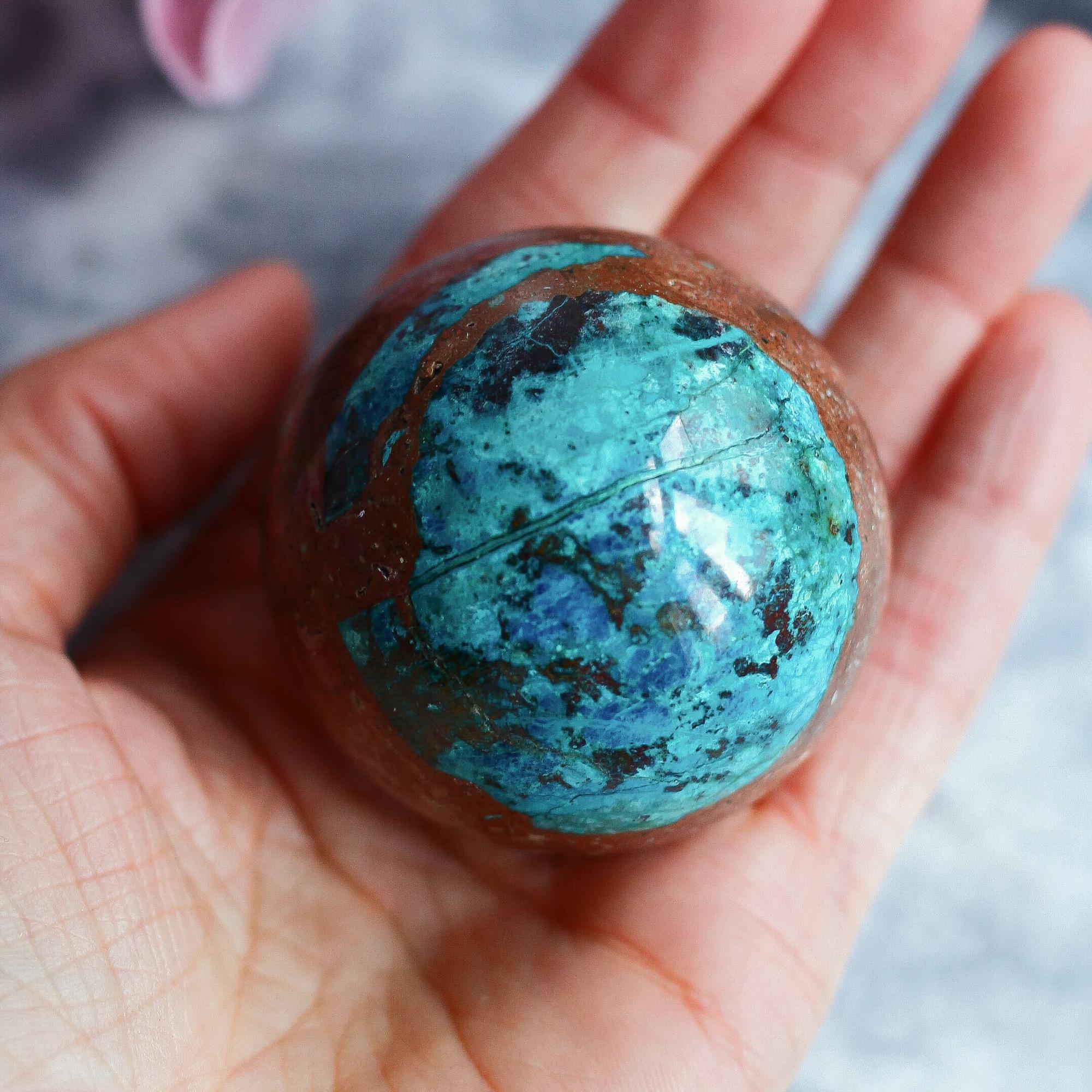 Хризоколла, шаттукит, куприт, диоптаз и пр. в форме шара