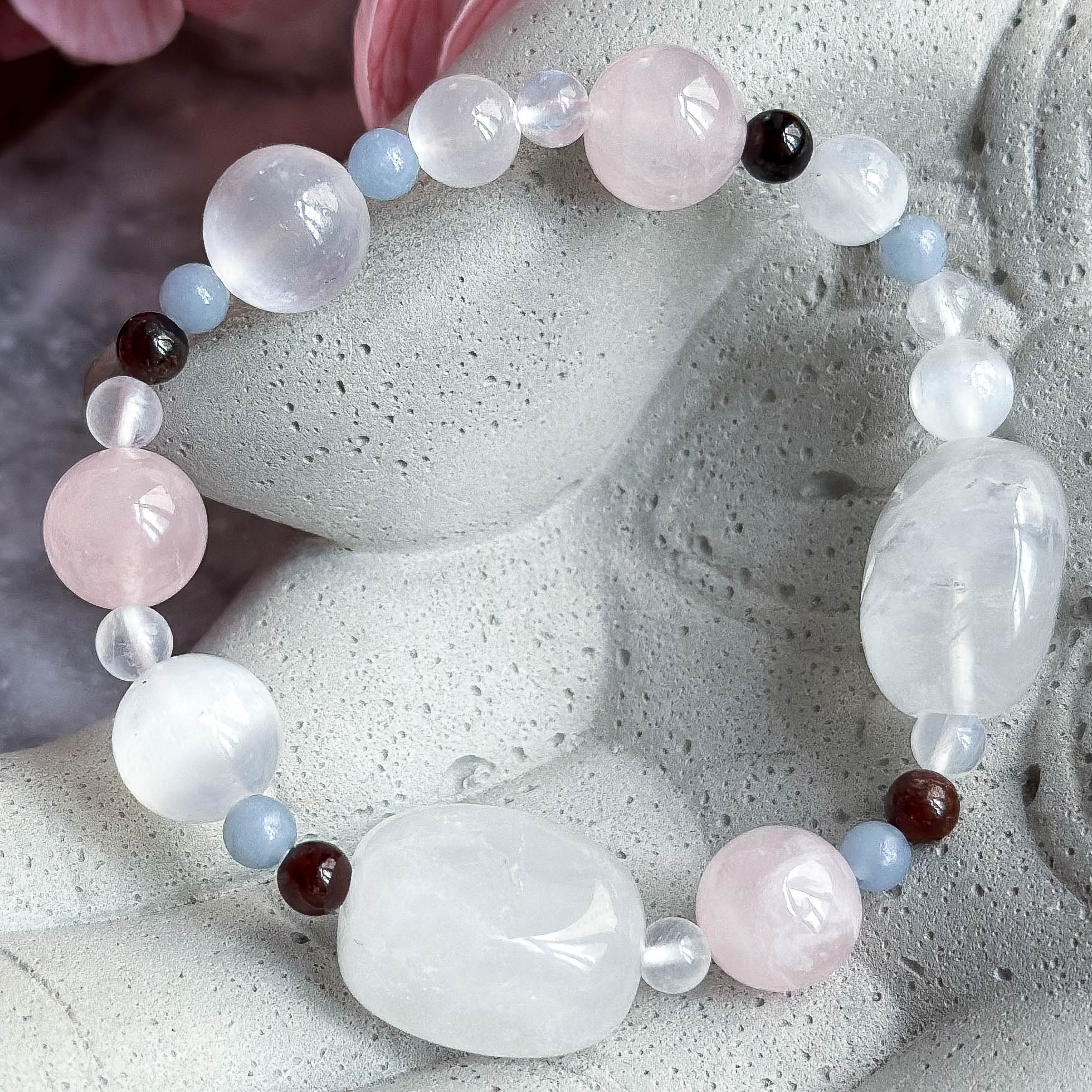 Браслет АЛЬКОР (горный хрусталь, розовый кварц, селенит, ангелит, гранат гессонит, лунный камень)