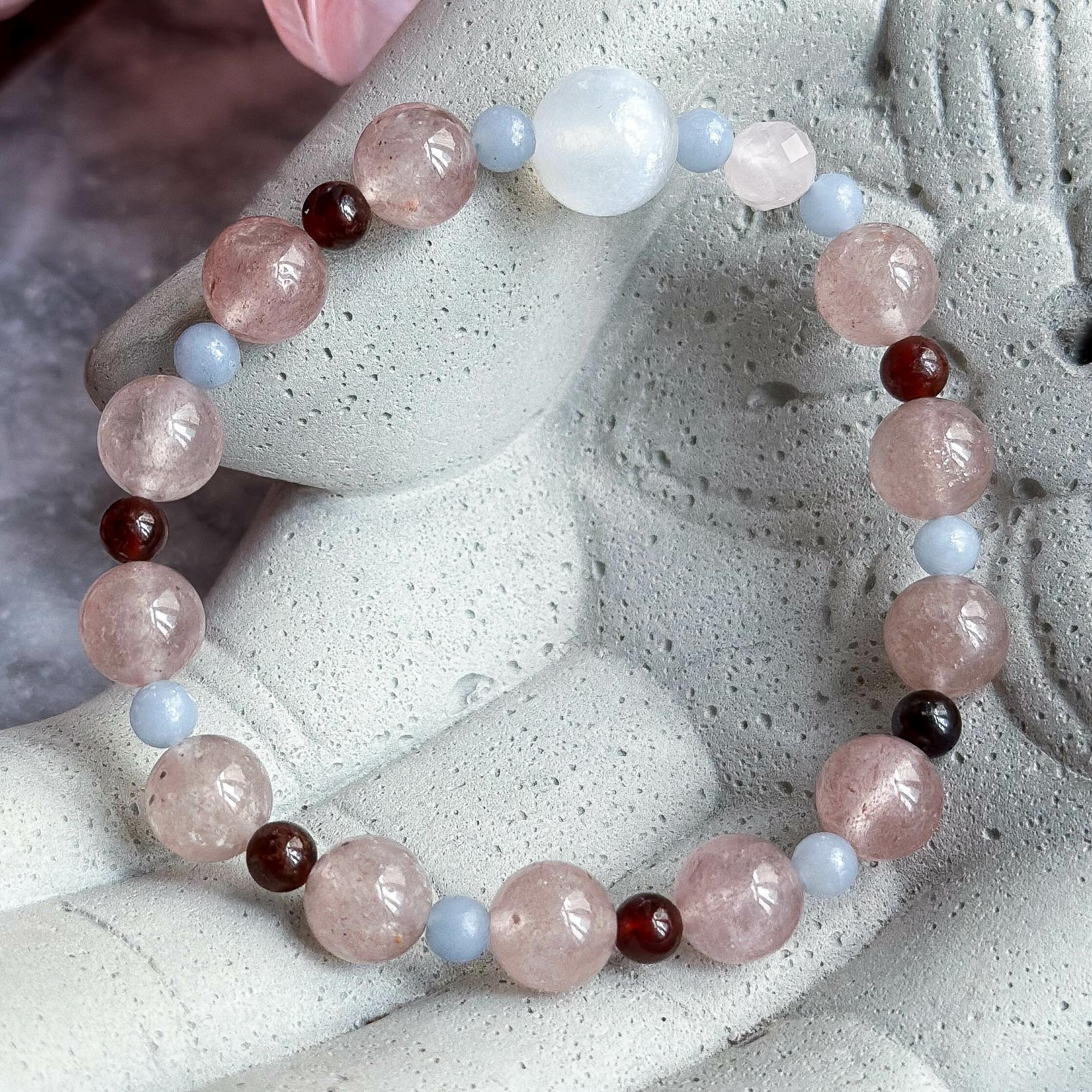 Браслет АЛЬФА ДЕЛЬФИНА (розовый кварц, клубничный кварц, селенит, ангелит, гранат гессонит)