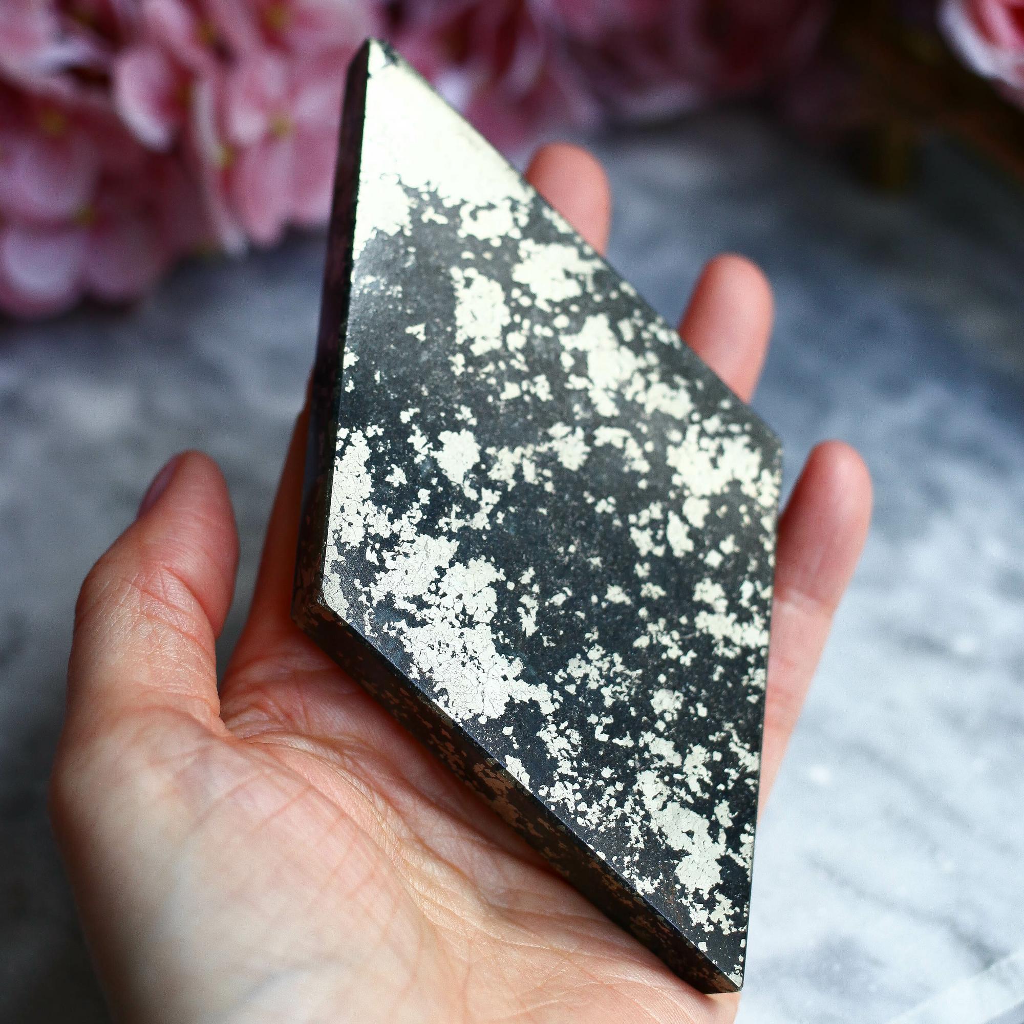 Пирит в породе в форме ромба