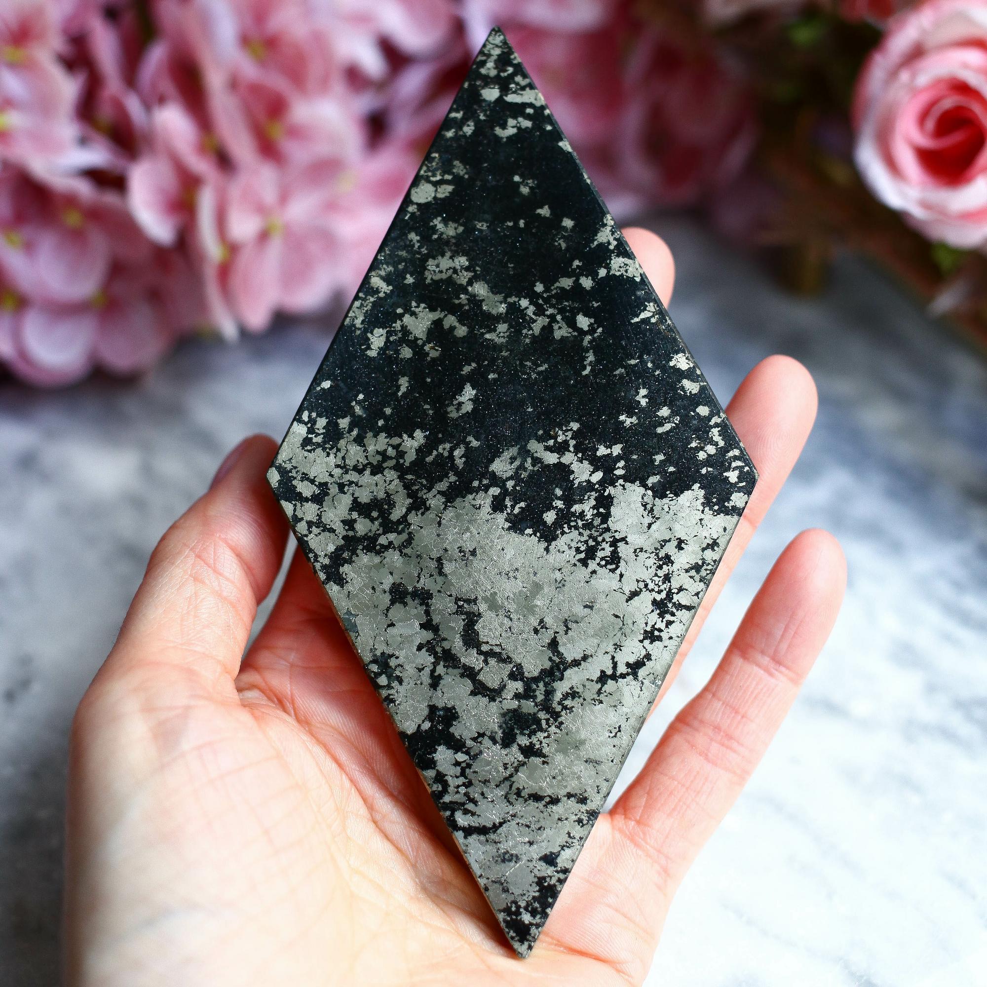 Пирит в породе в форме ромба