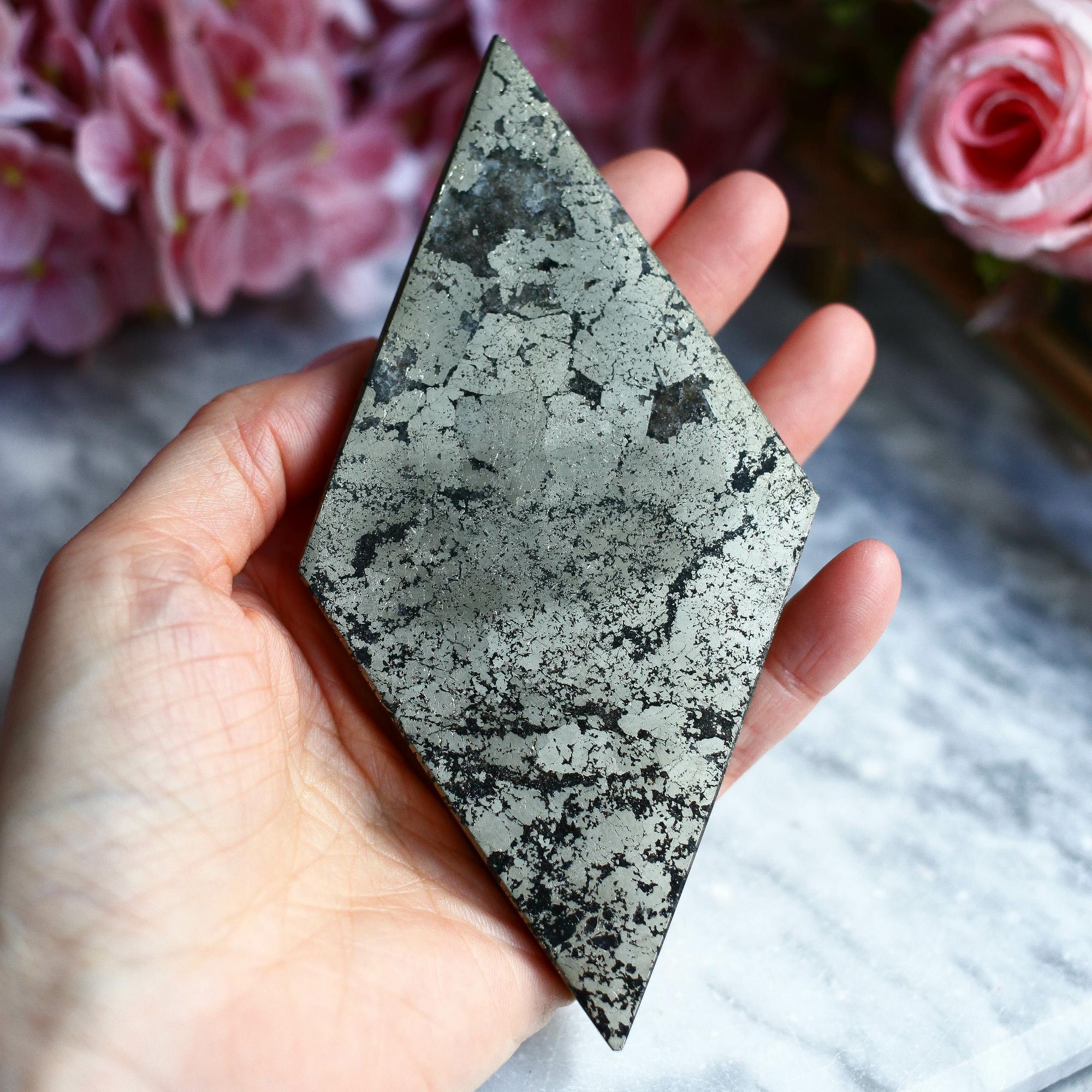 Пирит в породе в форме ромба