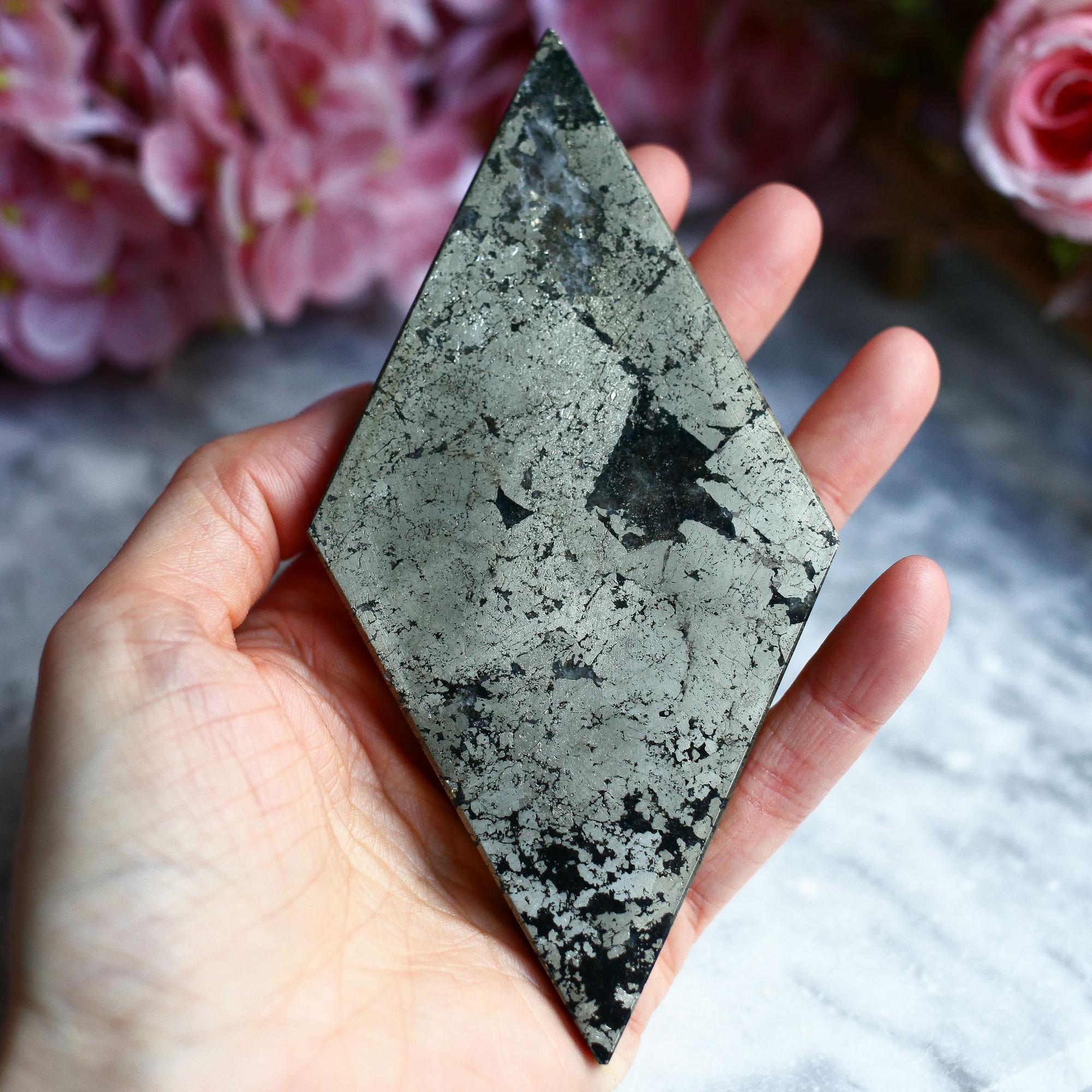 Пирит в породе в форме ромба