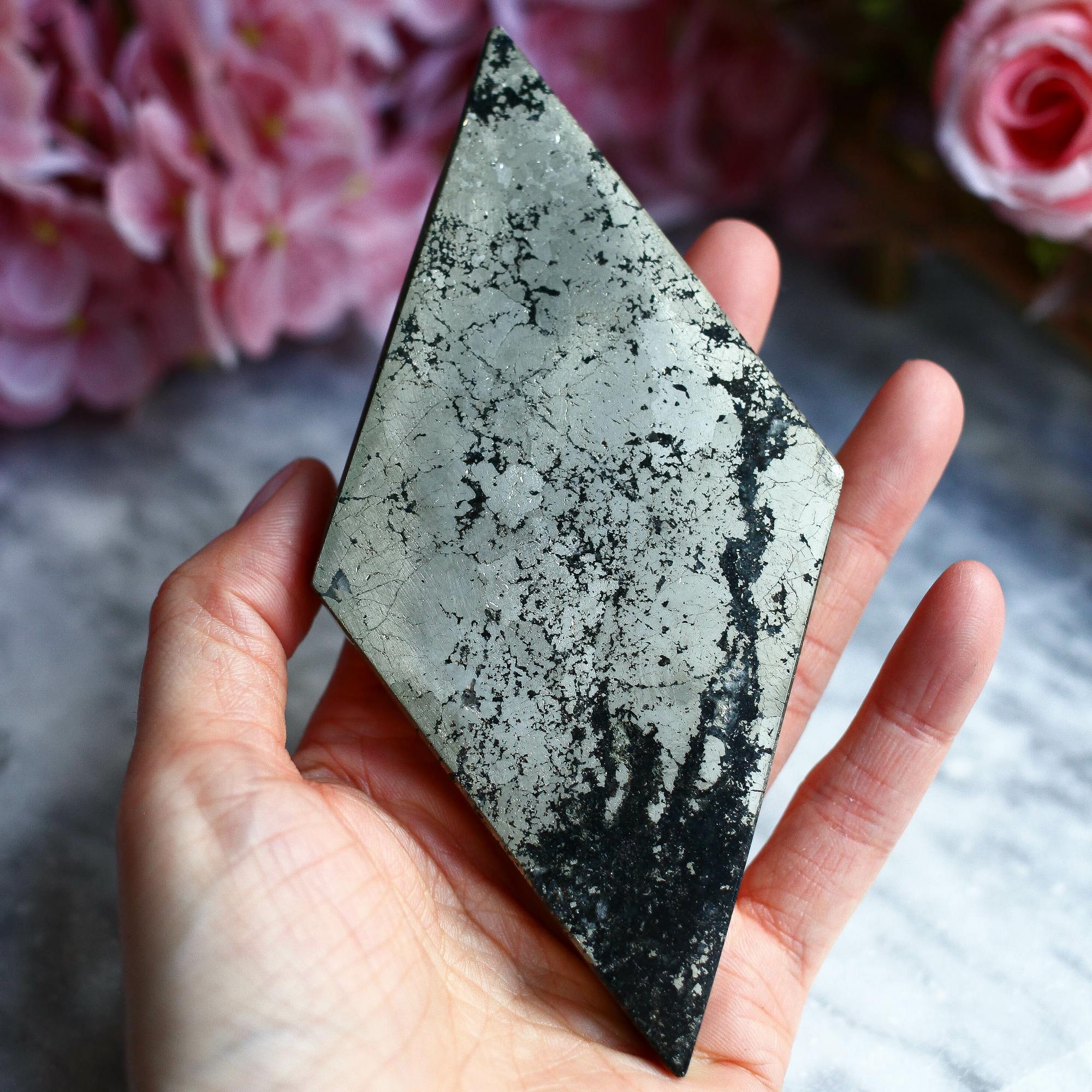 Пирит в породе в форме ромба