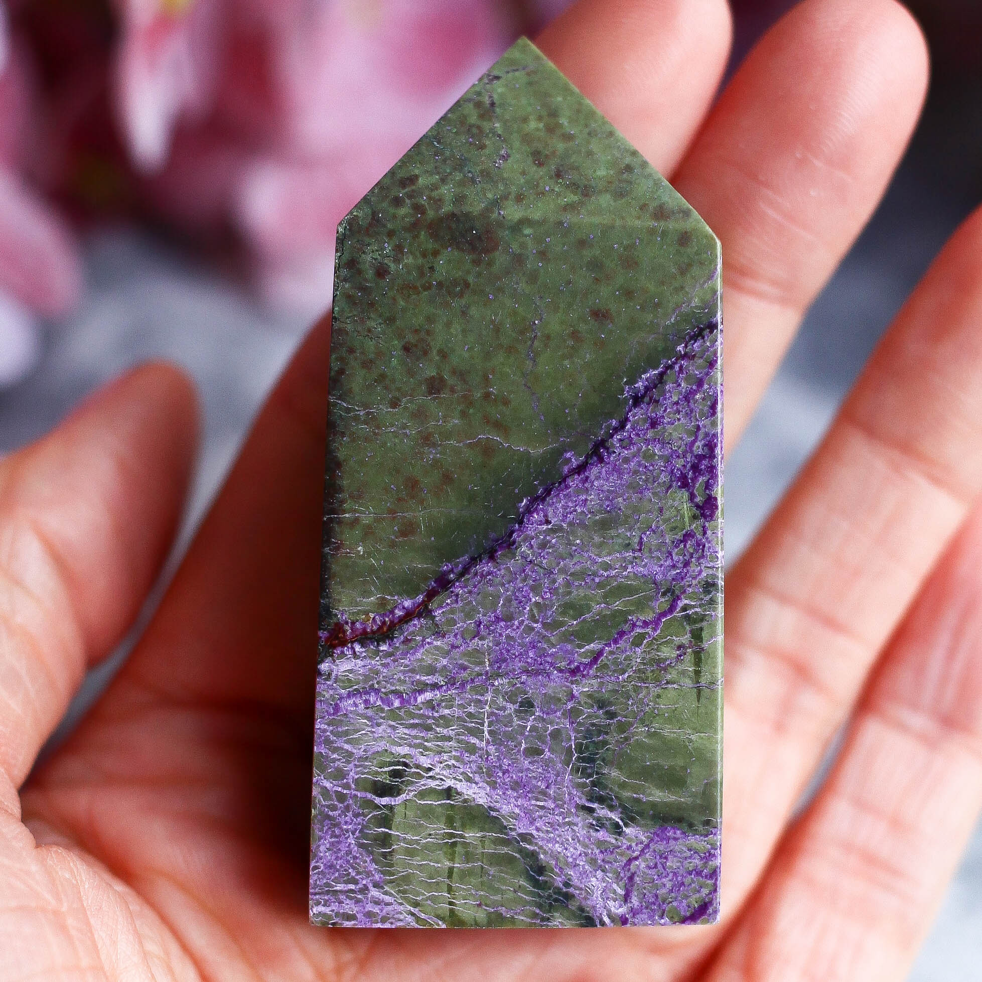 Атлантисит (стихтит с серпентином) в форме кристалла-генератора