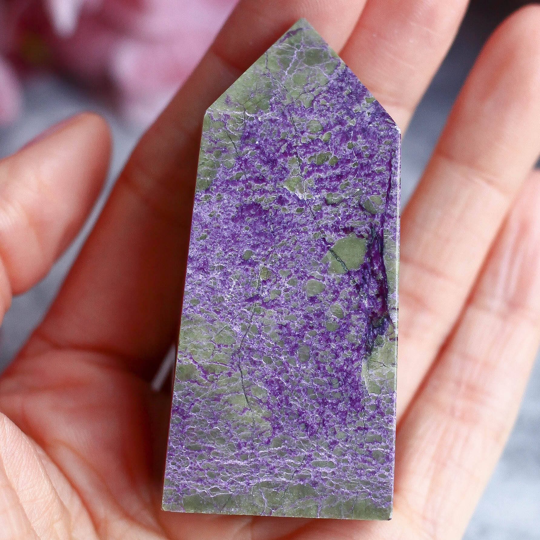 Атлантисит (стихтит с серпентином) в форме кристалла-генератора