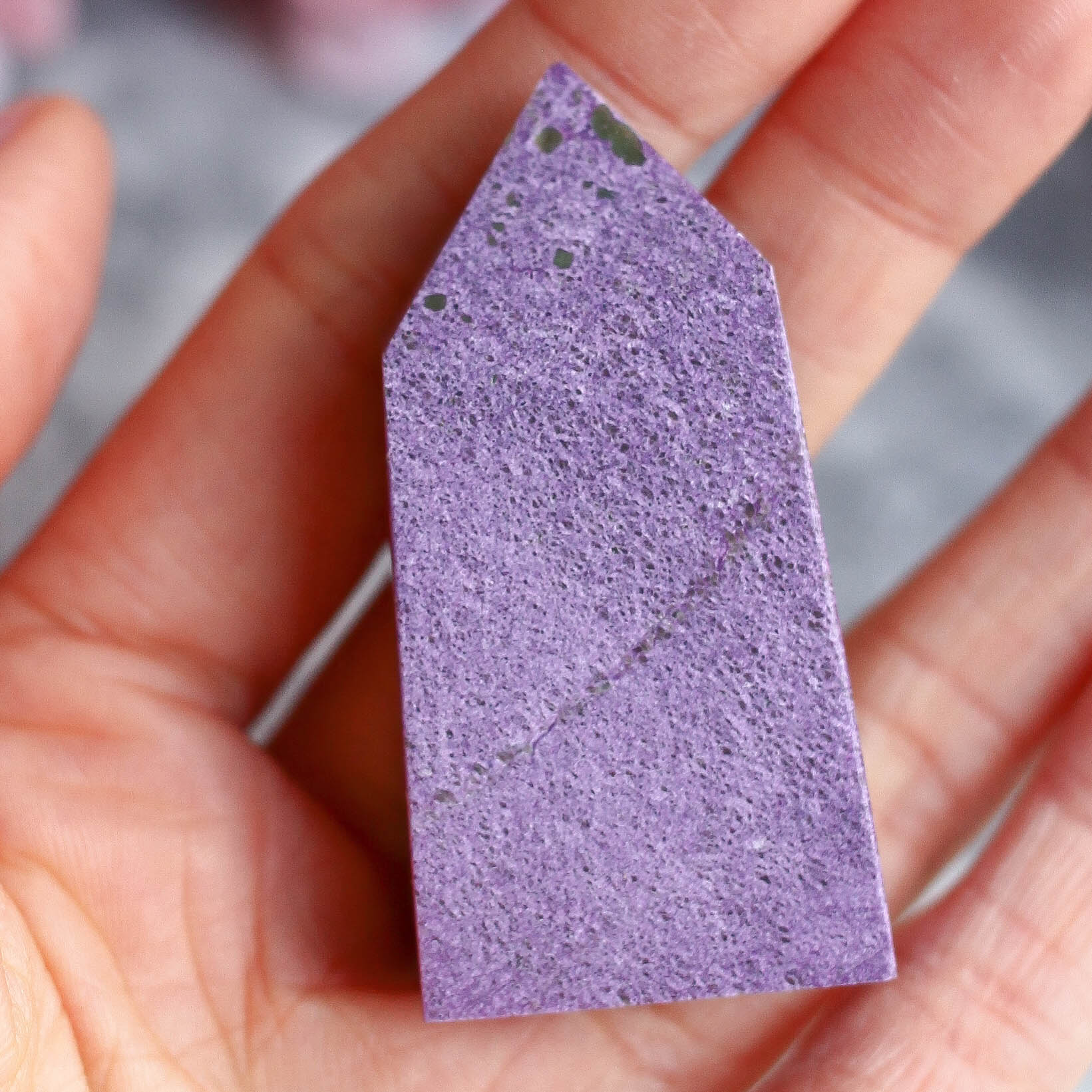 Атлантисит (стихтит с серпентином) в форме кристалла-генератора