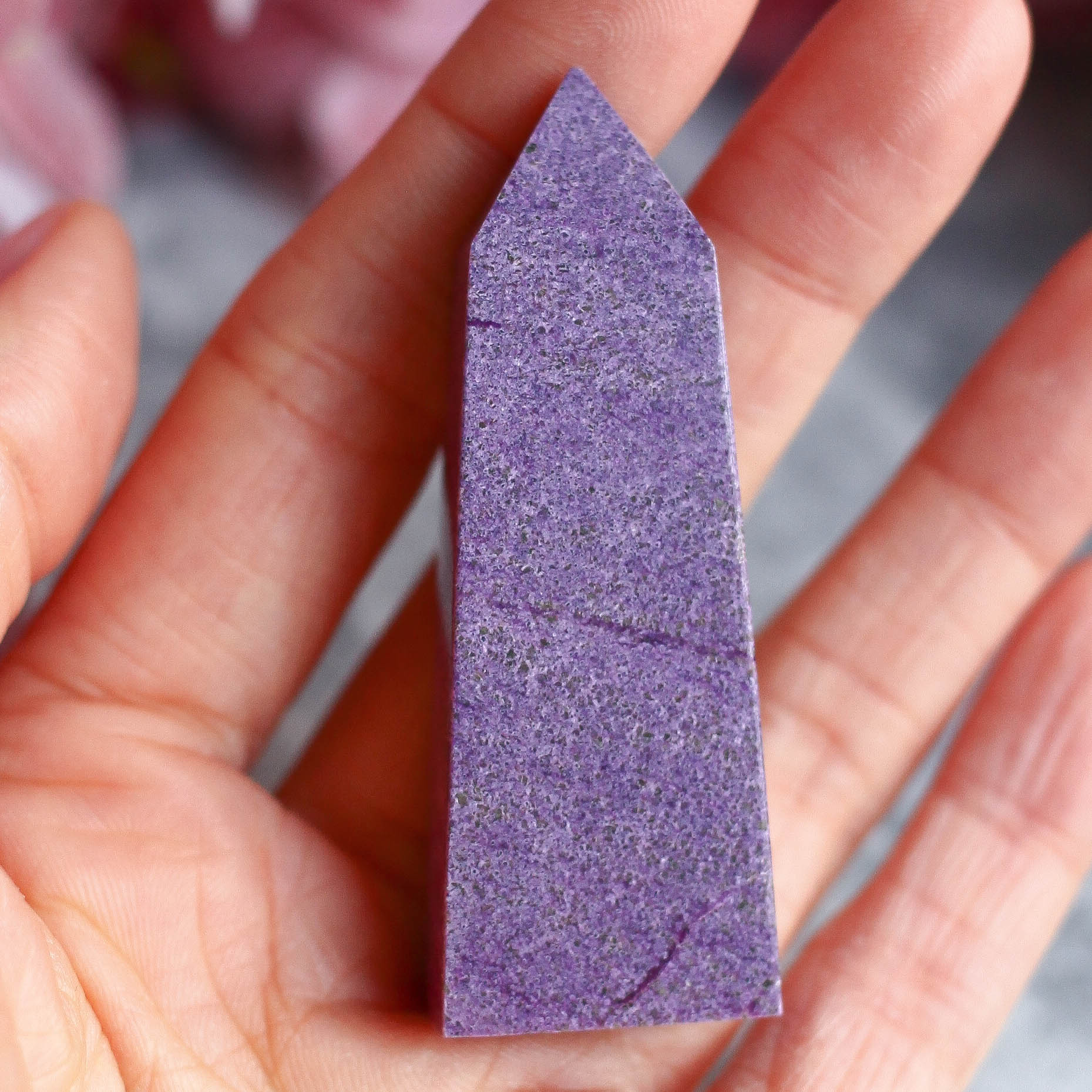 Атлантисит (стихтит с серпентином) в форме кристалла-генератора