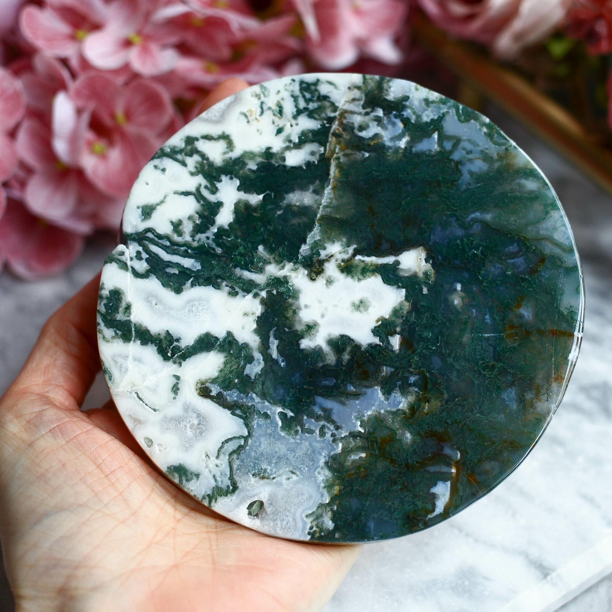 Моховой агат в форме диска