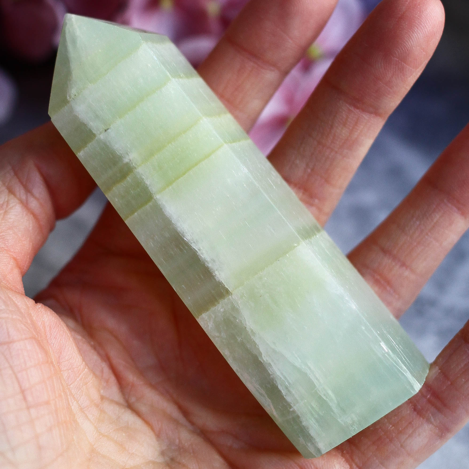 Фисташковый кальцит в форме кристалла-генератора