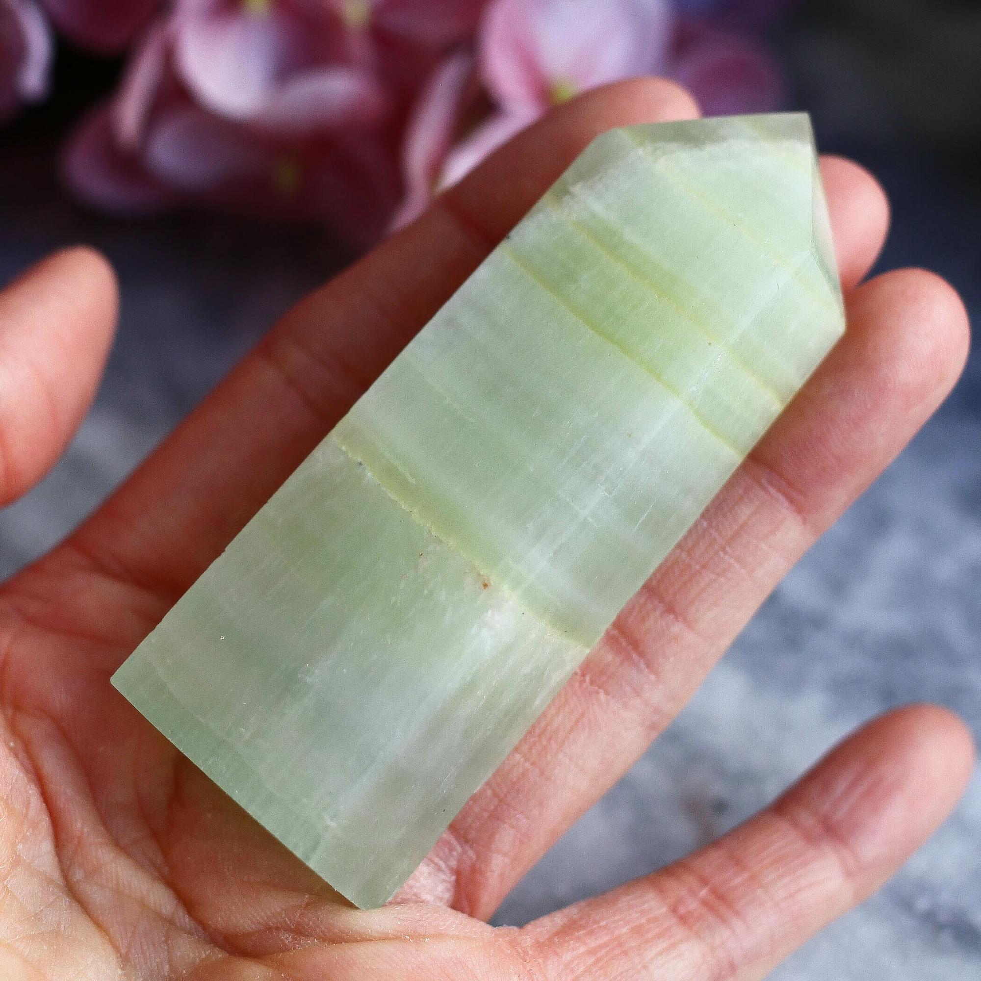 Фисташковый кальцит в форме кристалла-генератора