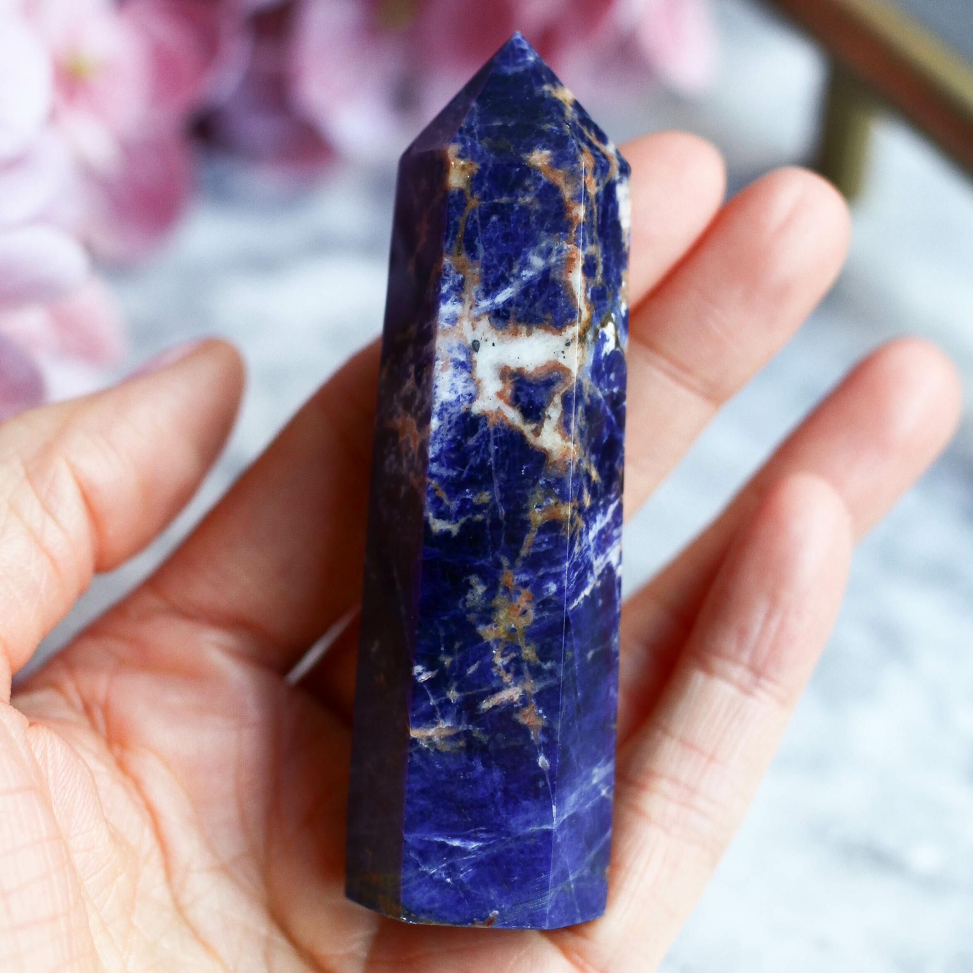 Содалит в форме кристалла-генератора