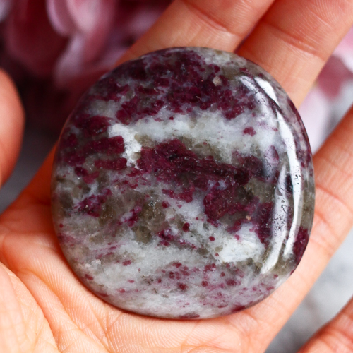 Розовый турмалин (рубеллит) в породе в форме гальки