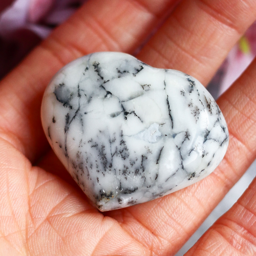 Дендроопал (дендритовый опал) в форме сердца