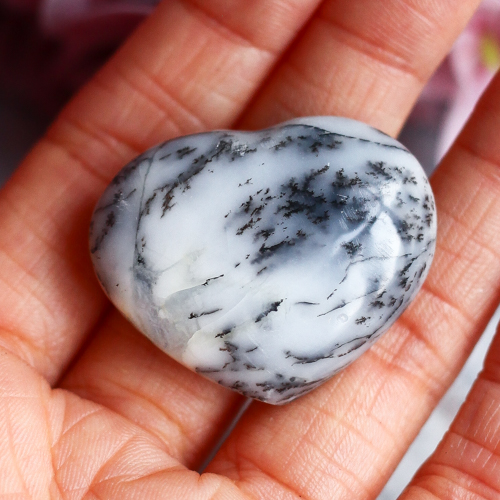 Дендроопал (дендритовый опал) в форме сердца