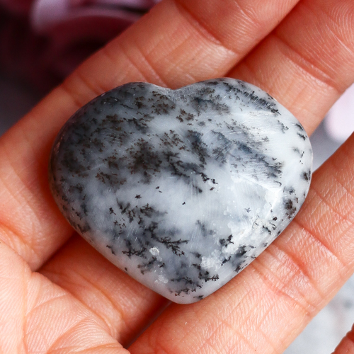 Дендроопал (дендритовый опал) в форме сердца