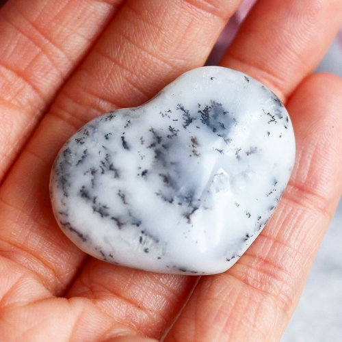 Дендроопал (дендритовый опал) в форме сердца