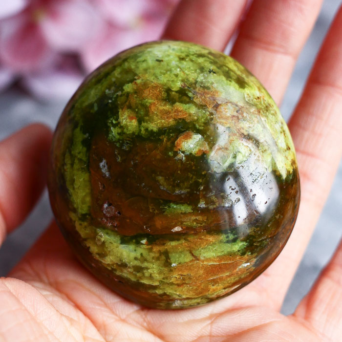 Зеленый опал в форме гальки