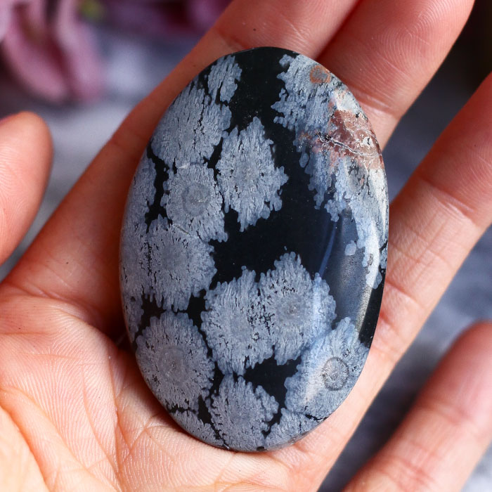 Снежный обсидиан в форме гальки