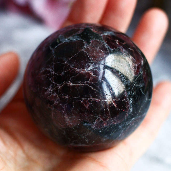 Красный гранат (альмандин) в антофиллит-жедрите в форме шара