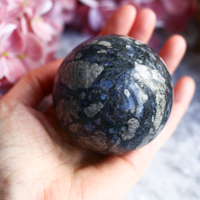 Лланит (риолит-порфир) в форме шара