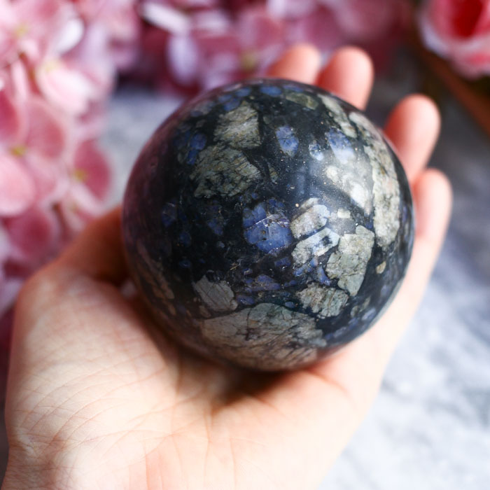 Лланит (риолит-порфир) в форме шара