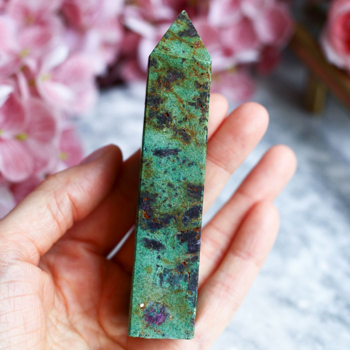 Фуксит с красным корундом в форме кристалла-генератора