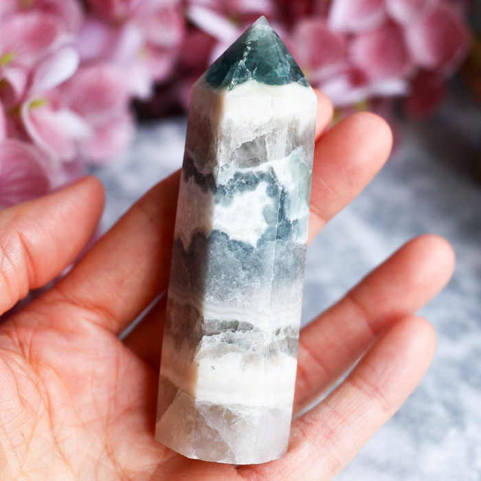 Флюорит в породе в форме кристалла-генератора