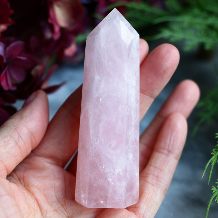 Розовый кварц в форме кристалла-генератора