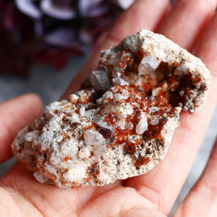 Гранат спессартин на породе