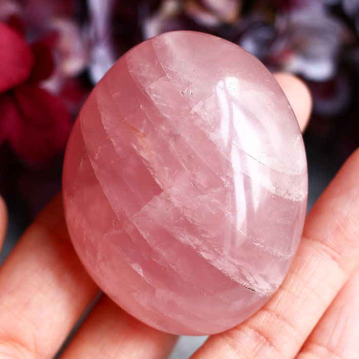Розовый кварц в форме гальки