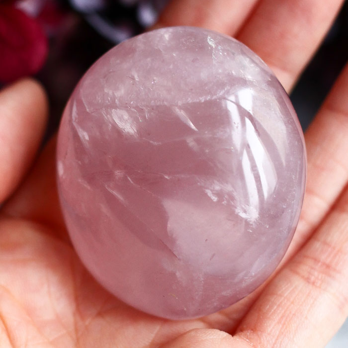 Розовый кварц в форме гальки