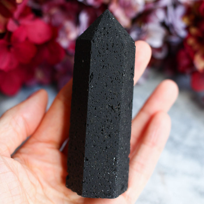 Вулканическая лава в форме кристалла-генератора