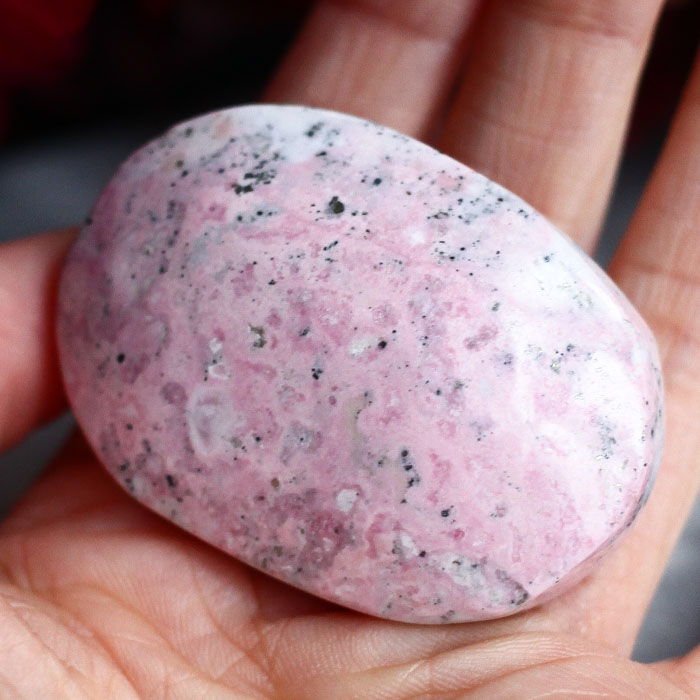 Родонит в форме гальки