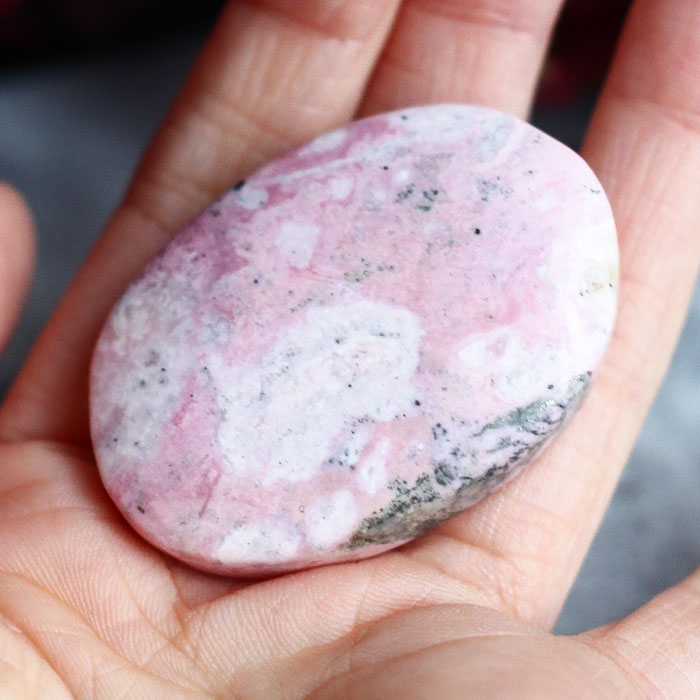Родонит в форме гальки