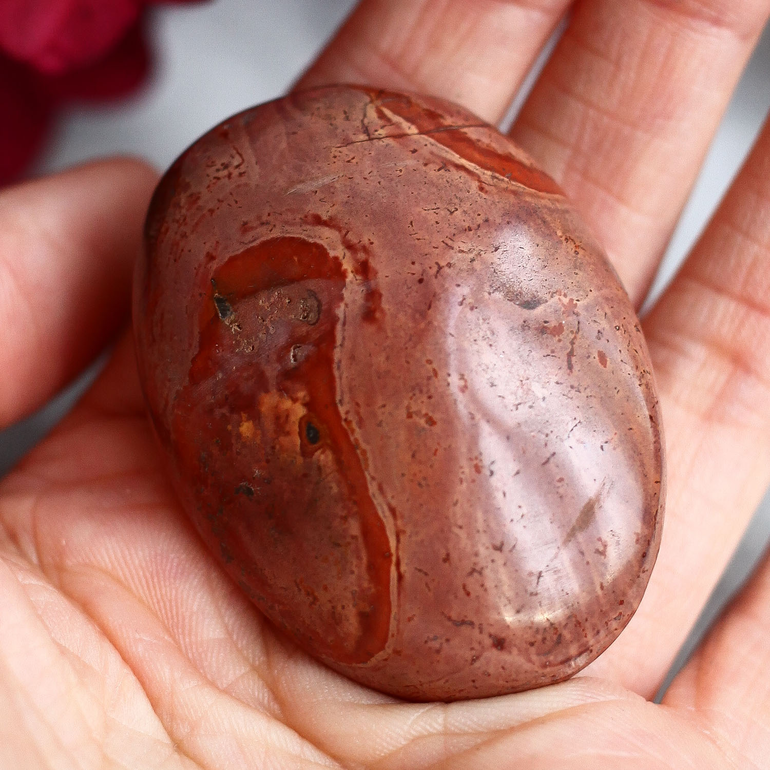 Полихромная яшма в форме гальки