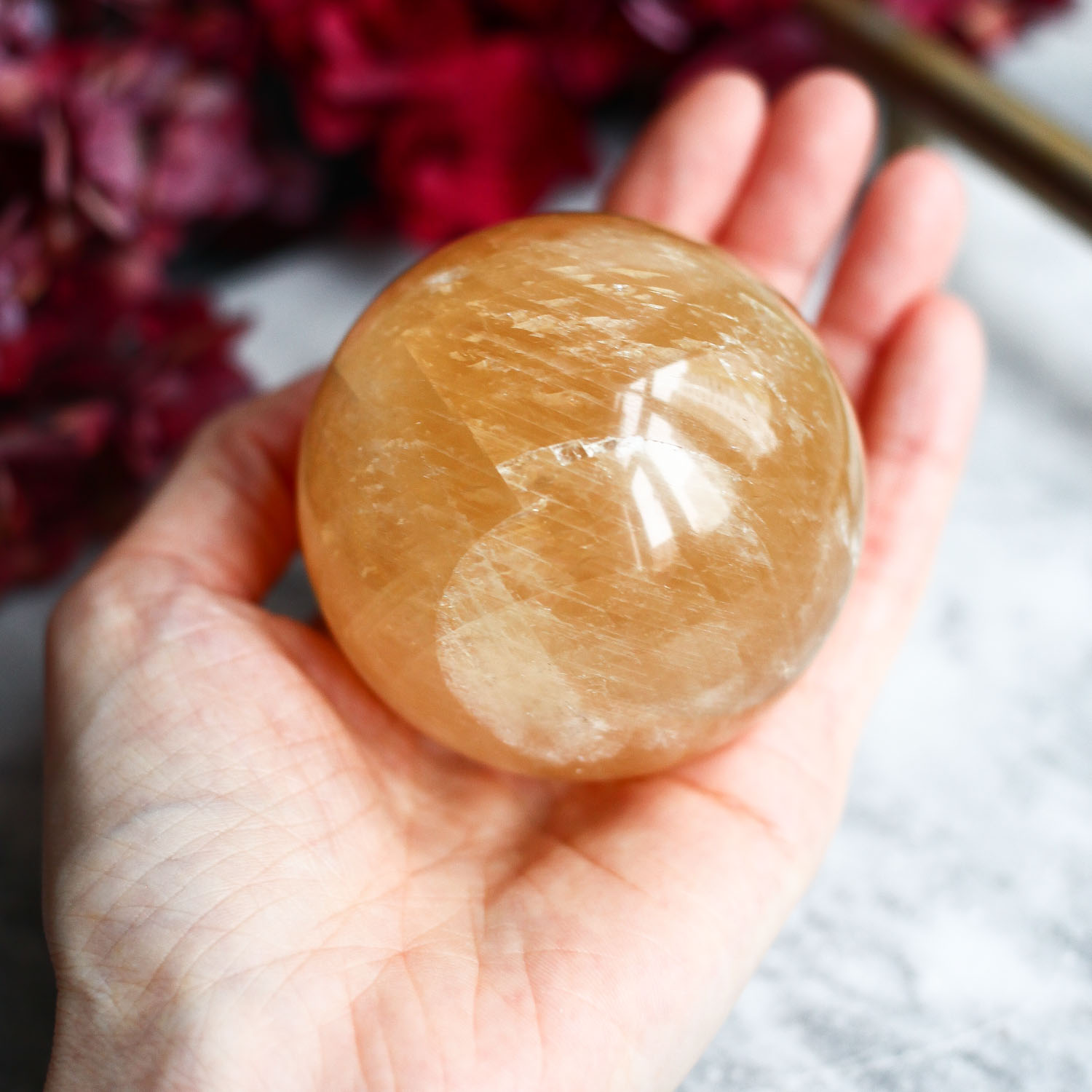 Медовый исландский шпат (оптический кальцит) в форме шара