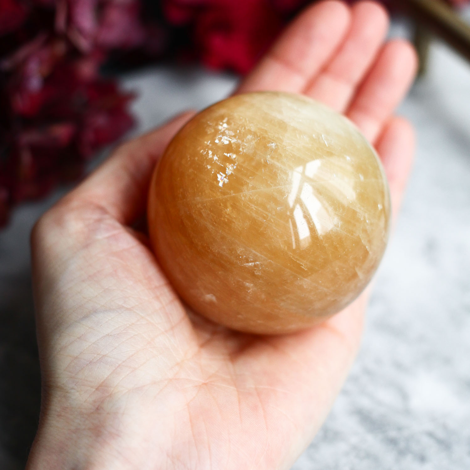 Медовый исландский шпат (оптический кальцит) в форме шара