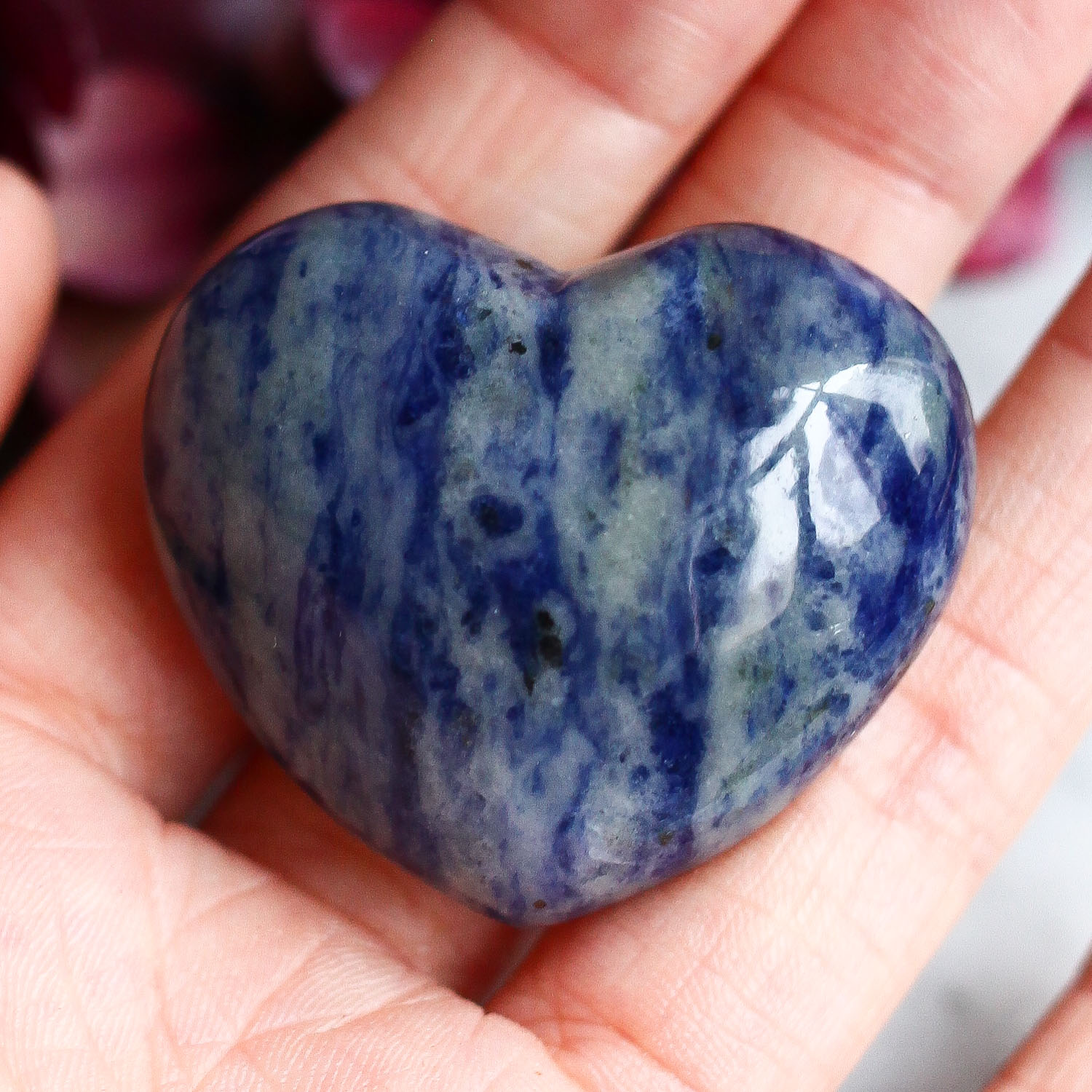 Содалит в форме сердца