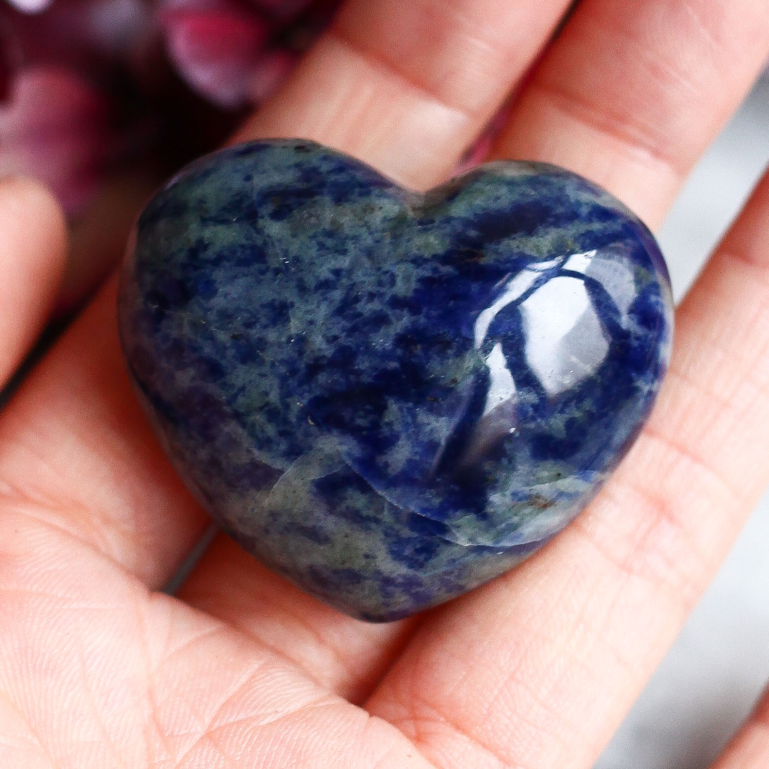 Содалит в форме сердца