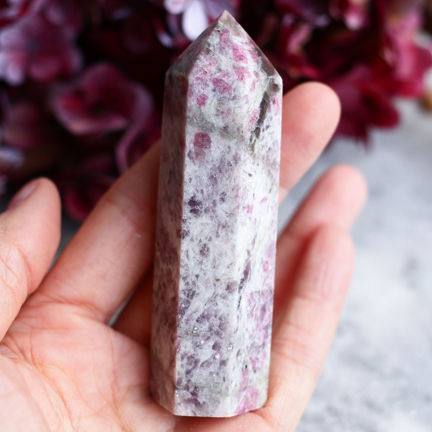 Розовый турмалин (рубеллит) в породе в форме кристалла-генератора