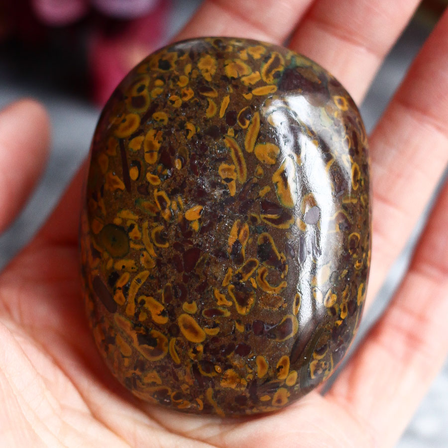 Фруктовая яшма в форме гальки (сабалгархский мрамор, яшма аджуба)