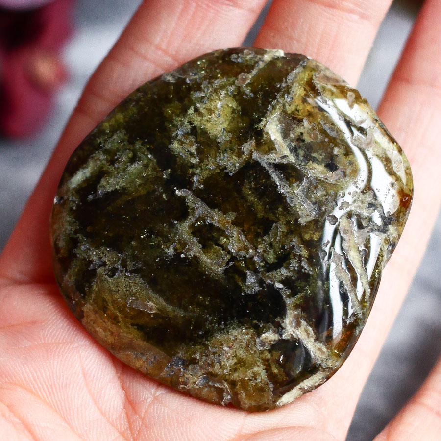 Гроссуляр (зеленый гранат) в форме гальки