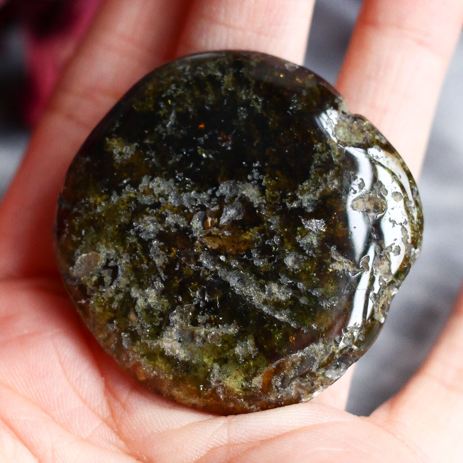 Гроссуляр (зеленый гранат) в форме гальки