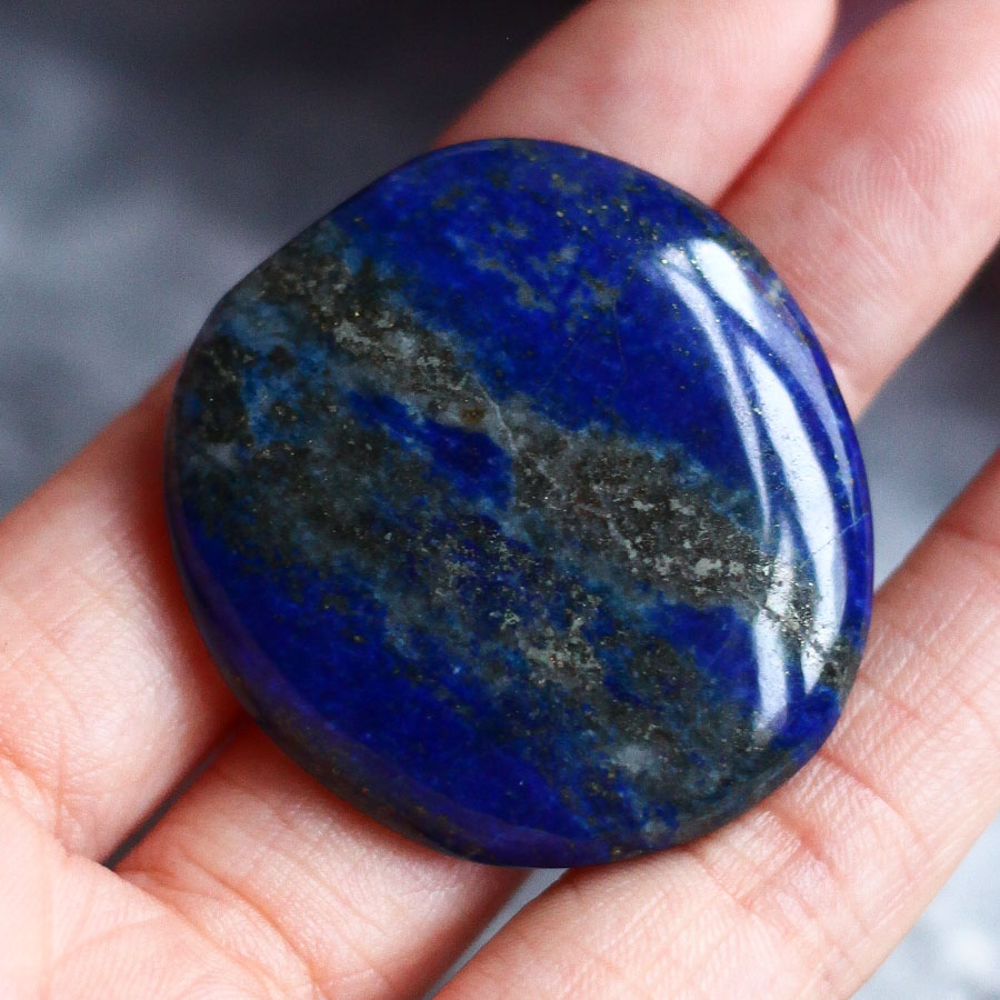 Лазурит в форме гальки