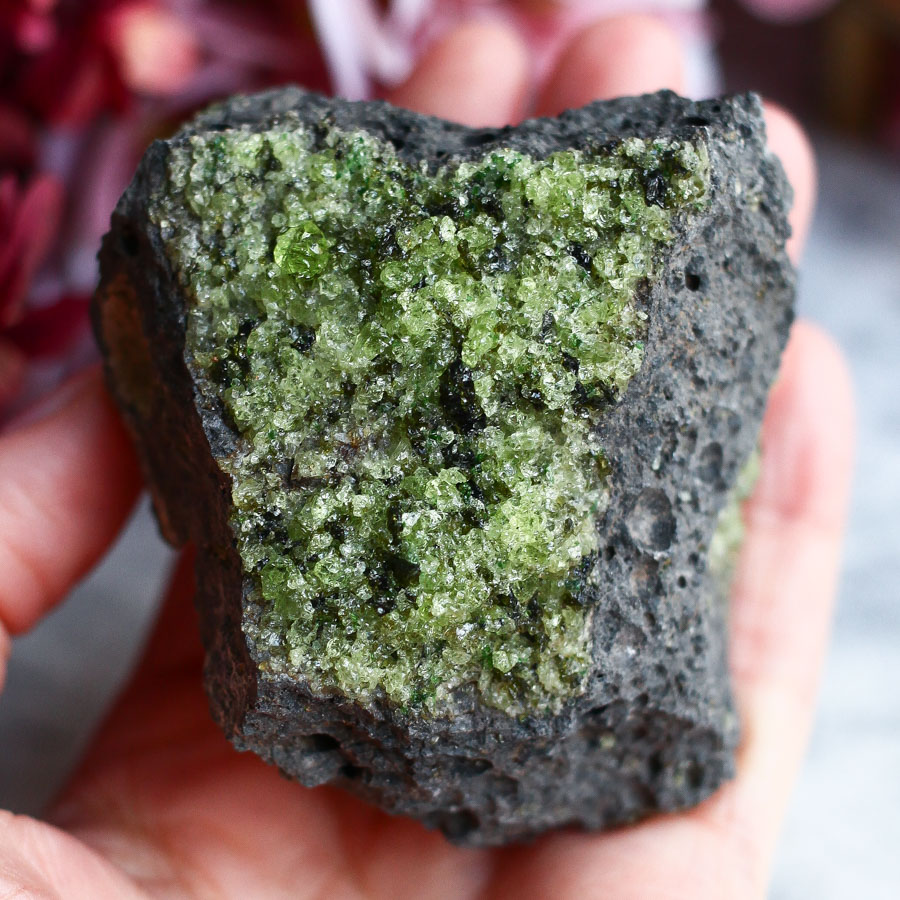 Хризолит на базальте