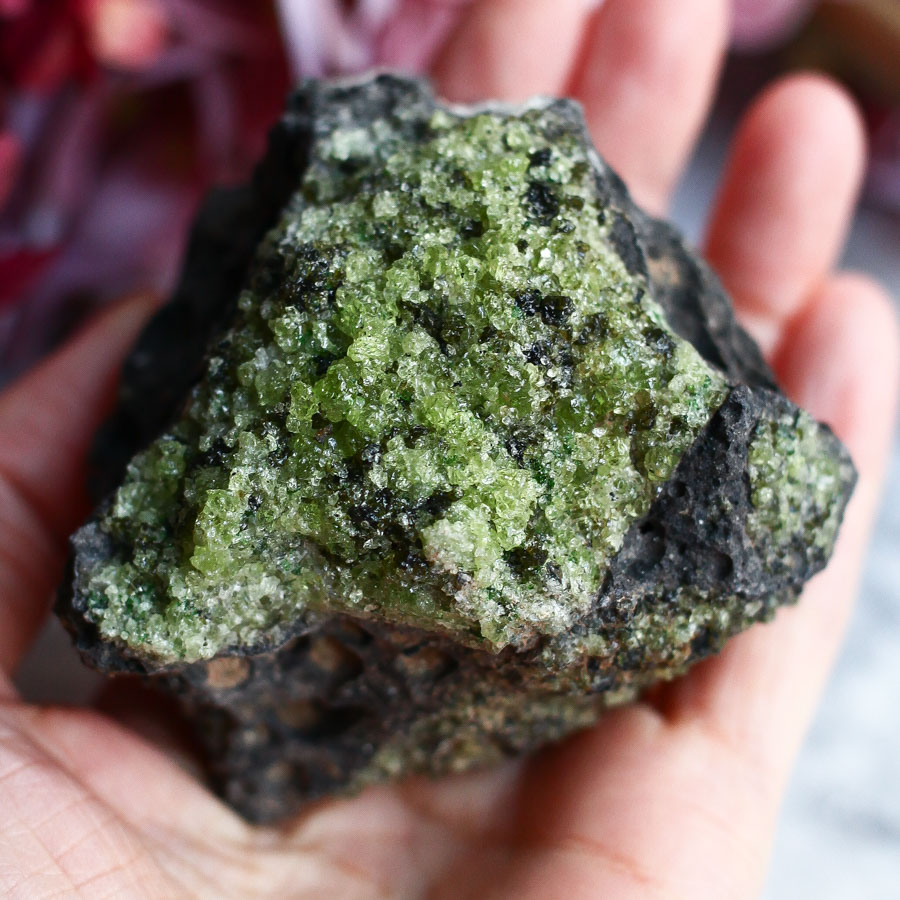 Хризолит на базальте